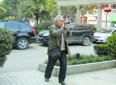 七旬老汉自拍自导60部“大片”欲冲击短片奥斯卡