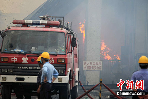 广东东莞一港企发生大火千名消防兵参与灭火