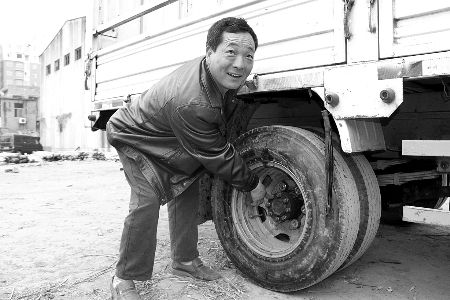 车主高速路遭“高价修车”为还价下跪求情(图)