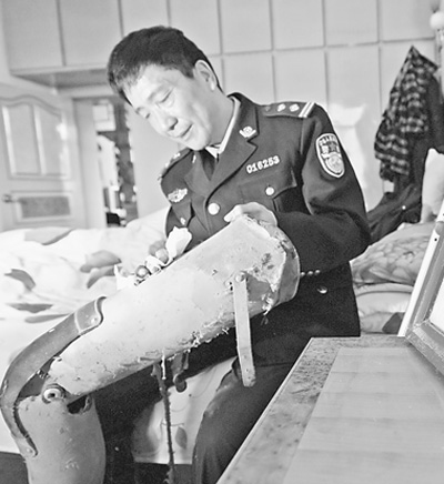 独腿户籍民警29年走成“活地图”走坏7义肢(图)