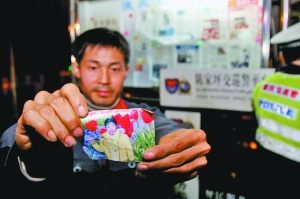 痴情汉行乞寻妻三年饿晕街头说到老婆称很幸福