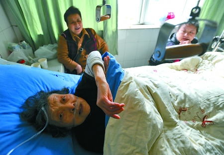 老太晕倒街头围观者“有顾虑”过路女雇人送医