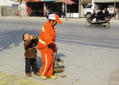 腰间拴着孙子扫地清洁工劳动照片感动网友(图)