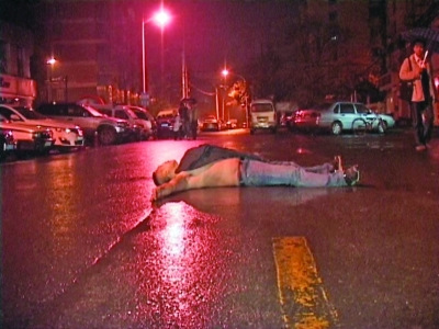 男子醉酒赤膊睡路面居民称其喝多就很“出格”