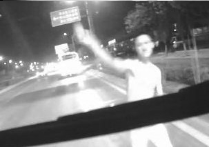 男子酒后闹事砸公交打司售60余乘客被疏散(图)