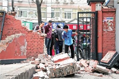 司机倒车撞倒围墙压死老两口被警方带走(图)