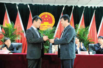 村支书捐亿元为乡亲盖楼向政府递交承诺书(图)