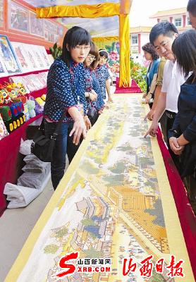 山西妇女制《清明上河图》十字绣拍出18万(图)