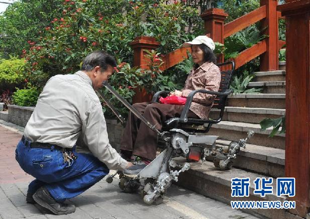 20余载不离不弃七旬老汉为患病妻子发明爬楼轮椅