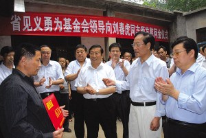 农民闯火海救邻家老人全身70%烧伤容颜被毁