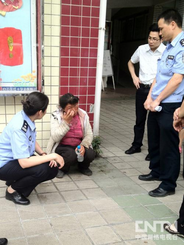 拾荒女子公厕旁产子拒救助抱婴儿跑数公里(图)