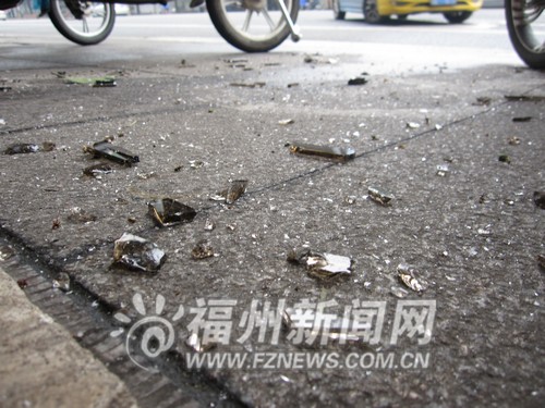 路过大厦突遭“玻璃雨”女子撑伞侥幸躲过一劫