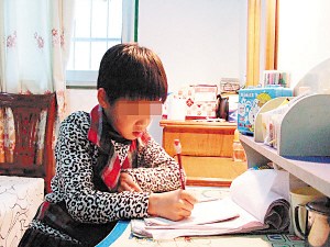 脑瘫女孩每天看书写字8小时妈妈盼其能像正常人