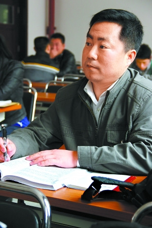 访41岁农民工大学生:喜欢坐前三排听得清楚