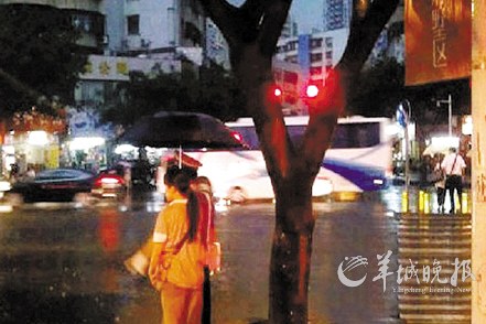 女大学生雨中为执勤交警撑伞感动网友(图)