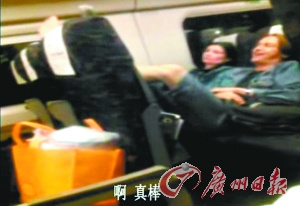 外籍男子动车当众脱鞋跷脚引冲突辱骂中国乘客