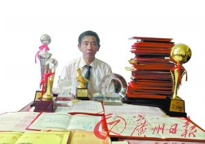 教师17年倾尽家财获200多个证书被指“中毒”太深