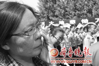 救人牺牲军官安葬烈士陵园山东省领导敬送花圈