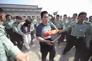 军官救人牺牲十万人自发送行出事河边常有人追思
