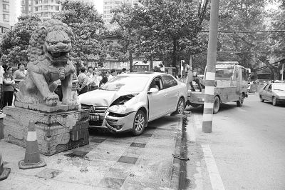 奶奶车祸瞬间推开孙女被撞致重伤生命垂危(图)