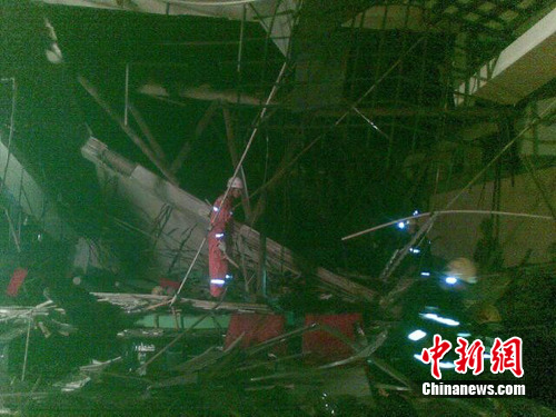 广西贵港网吧坍塌消防官兵已救出8人送医