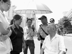 老人遇车祸摔伤路人撑伞遮阳受伤者因害怕拒就医