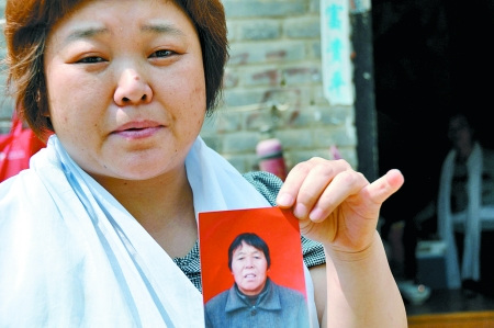 67岁老太拉开3岁男童被大货车撞倒身亡(图)