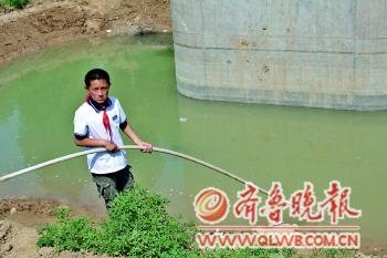 13岁留守男孩智救4落水儿童救起后做人工呼吸