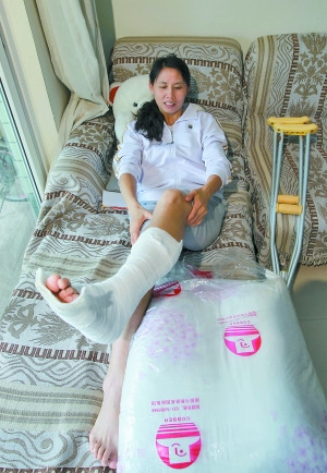 休假女警员闹市勇斗抢包贼致骨折称是职业本能