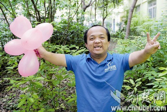 侏儒症男子征婚求有缘人称愿踮起脚尖护爱人一世