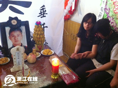 司机高速路上被飞来铁片砸死用生命守护24名乘客