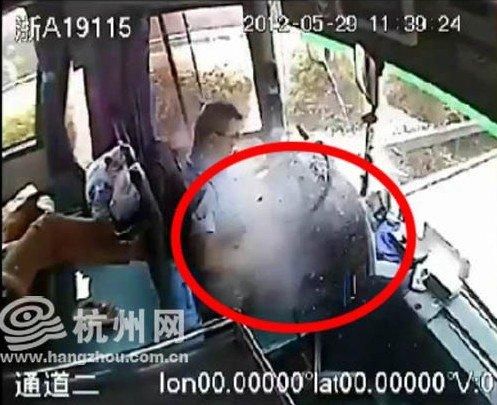 “最美司机”重伤救人被追授“见义勇为勇士”