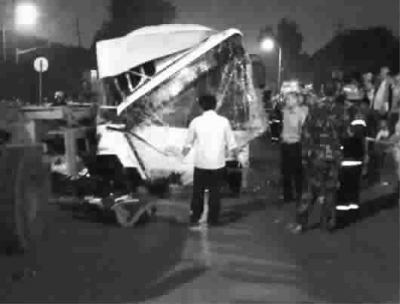 上海一班车发生车祸致2死40伤均为下班女工(图)
