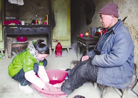 15岁残疾养女反哺养育恩卖长发为祖母买补品