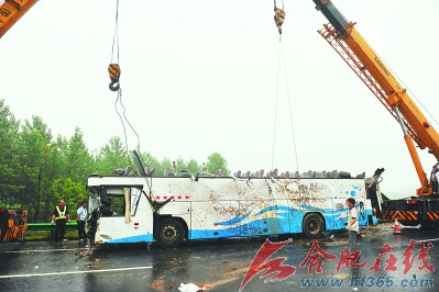 合淮高速今晨突发特大车祸3人死亡40余人伤(图)