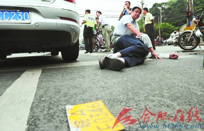 男子骑摩托被撞最美医生街头施救不留名(图)