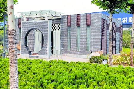 郑州中州大道一路段公厕成别墅5个公厕4个有人住