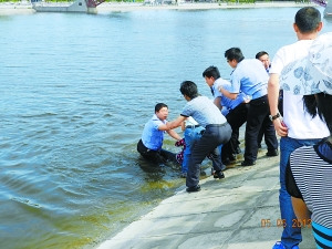 家庭工作不顺心女子欲跳河自杀被民警巧计救下