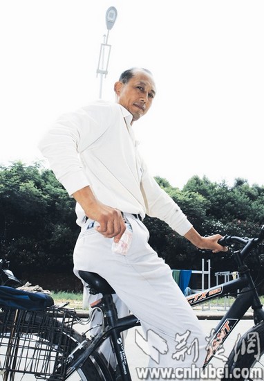 保洁员捡拾钱袋求助轿车司机狂追两公里逼停失主