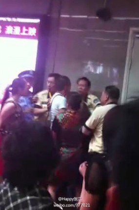 上海地铁乘客逃票反殴站务员运营方设奖鼓励员工
