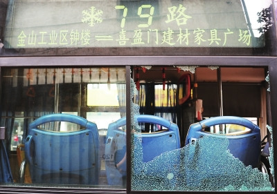 公交车司机与电动车主对骂公交车窗被砸(图)