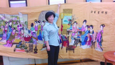 退休女工三年260万针绣出巨幅琴棋书画图(图)