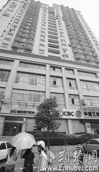 高空水泥块砸向一家三口父亲保护5月大幼女罹难