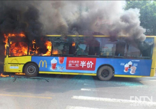 武汉一公交车早高峰时自燃有不明气体泄漏(图)