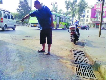 男子为提醒路人深夜窨井污泥旁守护6个小时(图)