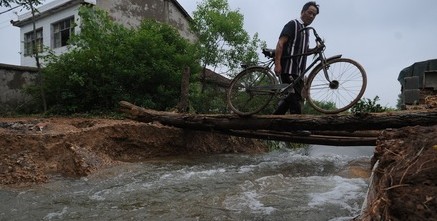 爷爷冒雨送8岁孙女考试被洪水冲走1死1失踪