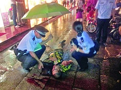 民警雨中为跳楼摔伤男子撑伞救助(图)