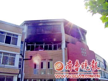 公司老板两进起火宿舍楼救10名员工后遇难