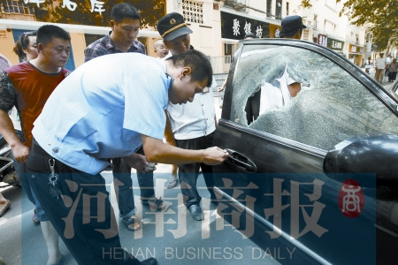 清洁工大吼赶走砸车窗偷窃小贼守护汽车4小时