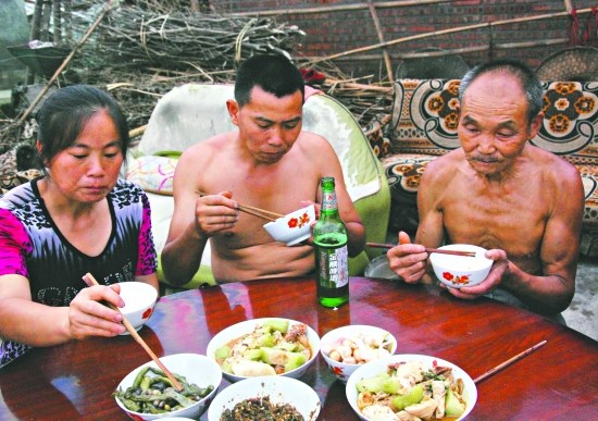 小伙收留56岁流浪汉15年未办理收养手续难落户